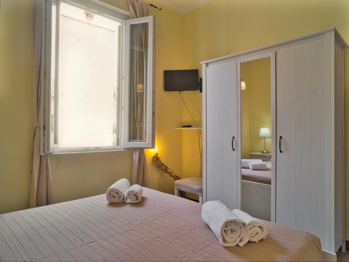 Hotel 2 Passi Dal Mare Finale Ligure Exterior foto